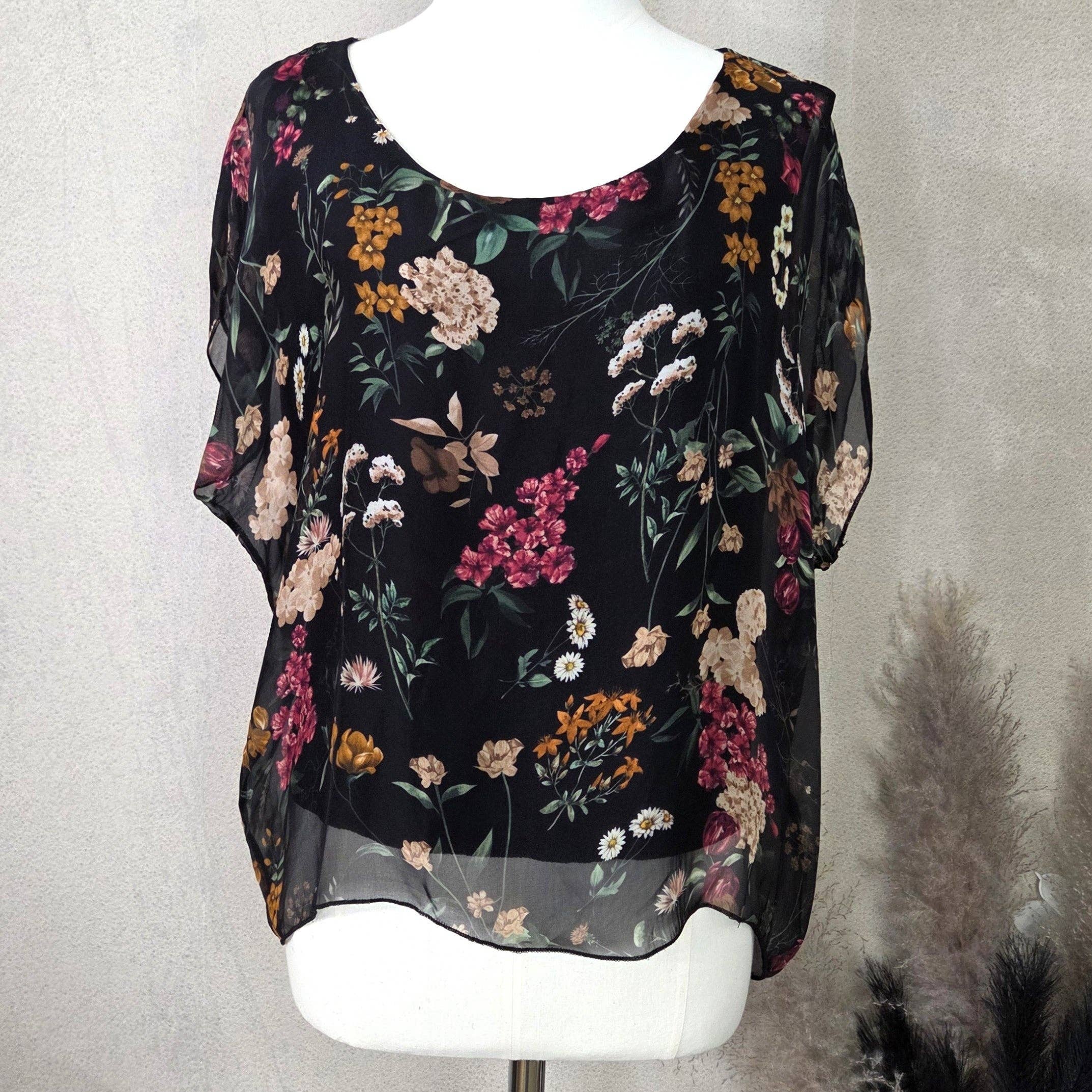 Silk blend box top with pretty floral digital print (M): Cream