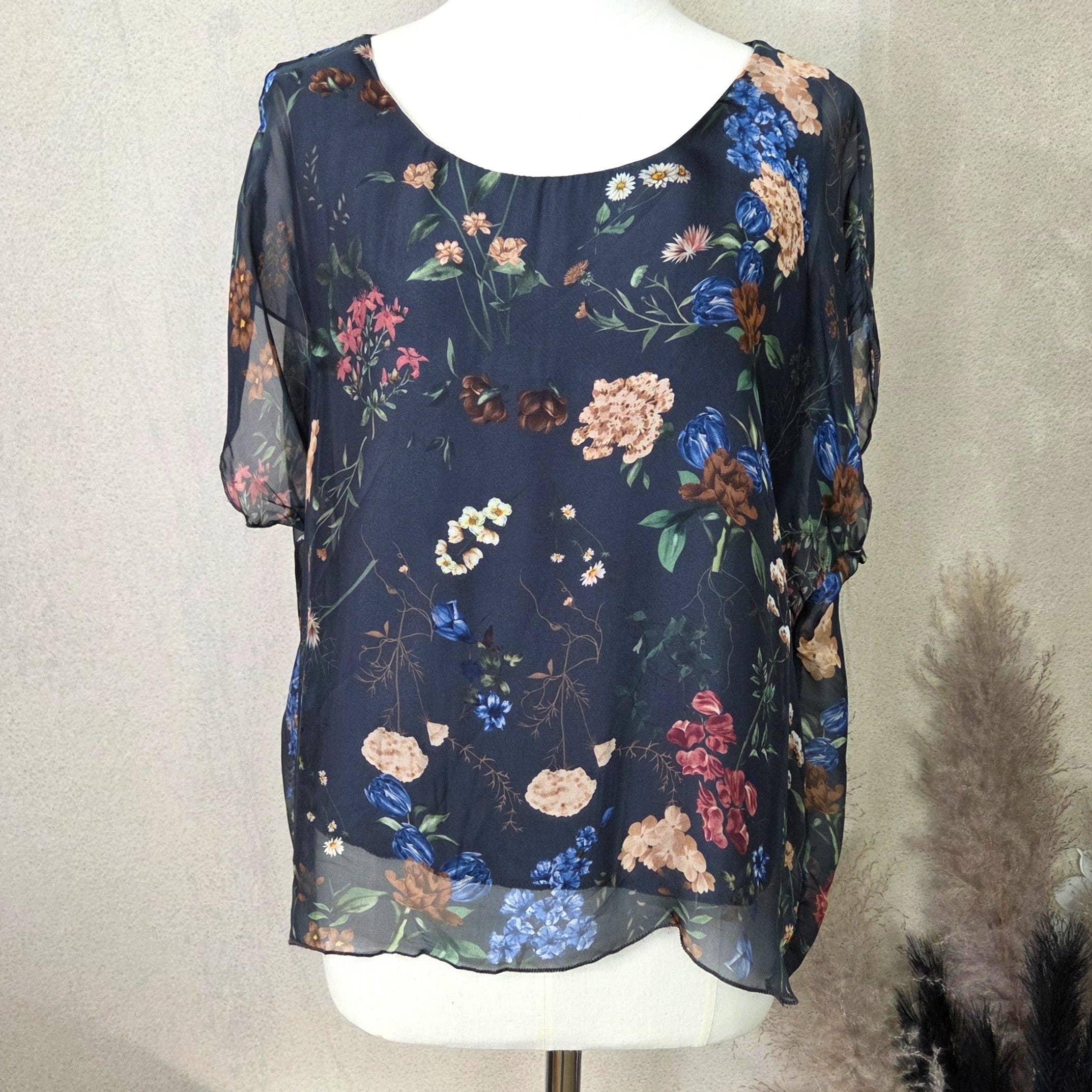 Silk blend box top with pretty floral digital print (M): Cream