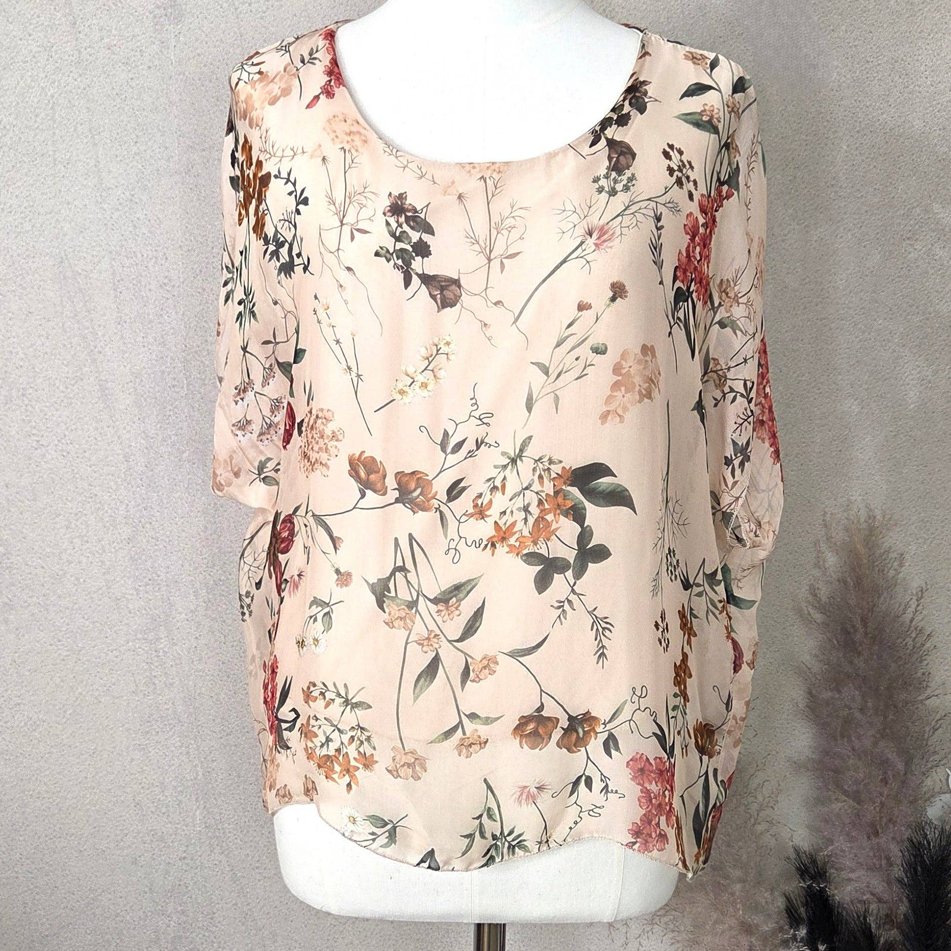 Silk blend box top with pretty floral digital print (M): Cream