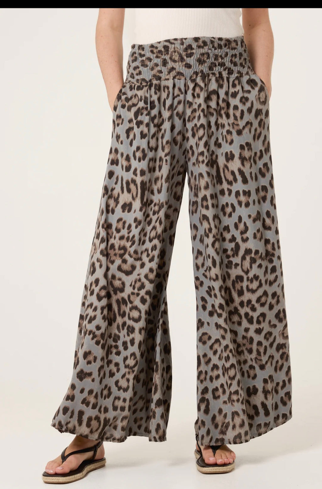 Wide leg leopard print palazzo trousers one size. Fits 8-16