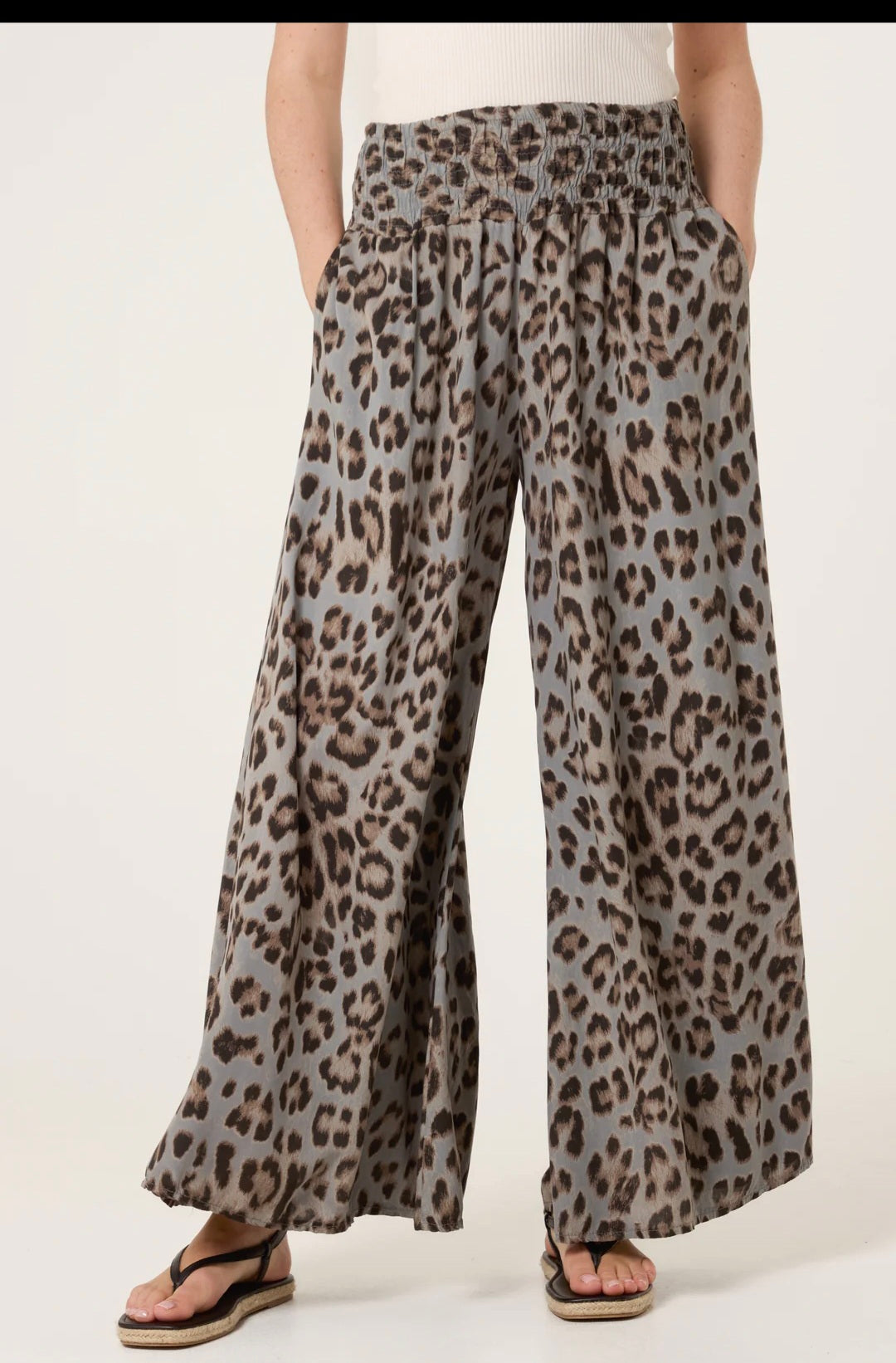 Wide leg leopard print palazzo trousers one size. Fits 8-16