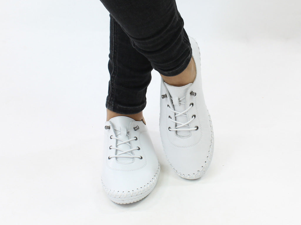 Modella white leather pumps, shoes.
